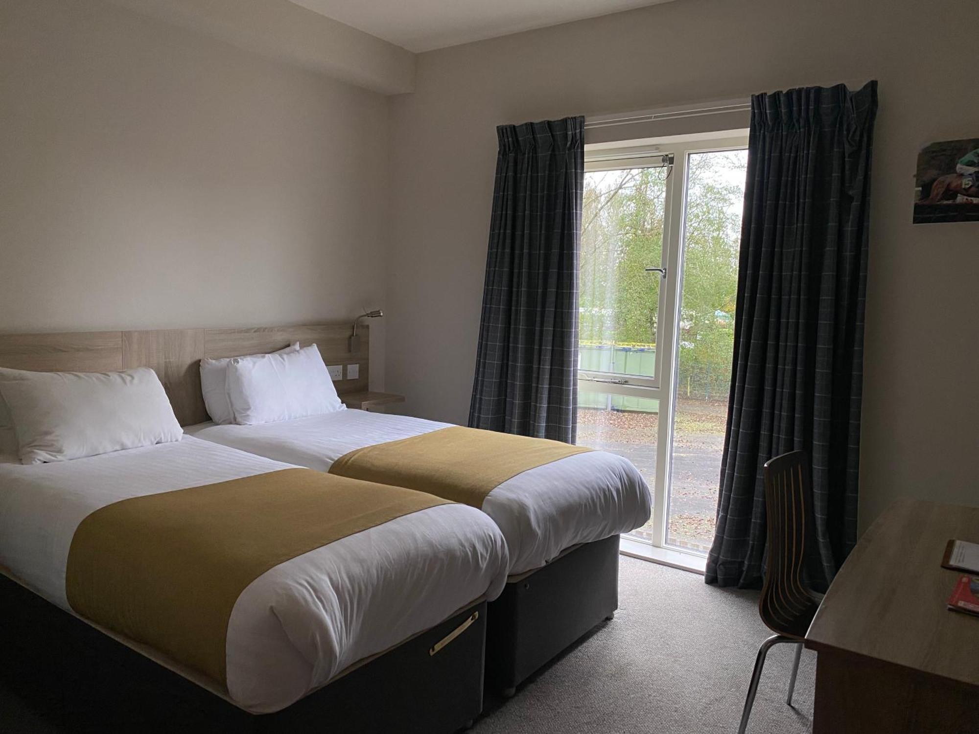 The Lodge At Perth Racecourse Extérieur photo